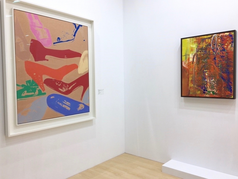 高古軒畫廊（Gagosian）展出的李希特（Gerhard Richter）作品《Abstraktes Bild》（右），與安迪．沃荷（Andy Warhol）的《Diamond Dust Shoes》（左）。（本刊資料室）