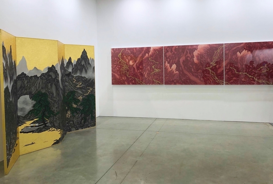 耿畫廊展位一景，呈現姚瑞中的作品。（本刊資料室）