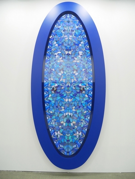 白立方畫廊（White Cube）展位呈現達米恩．赫斯特（Damien Hirst）作品。（本刊資料室）