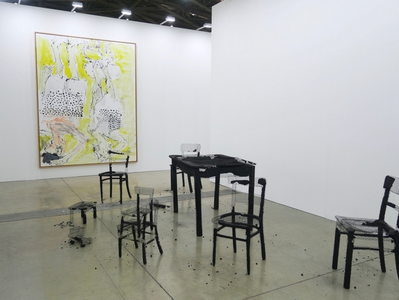 白立方畫廊（White Cube）展位呈現莫納．哈同（Mona Hatoum）和喬治．巴塞利茲 （Georg Baselitz）作品。（本刊資料室）