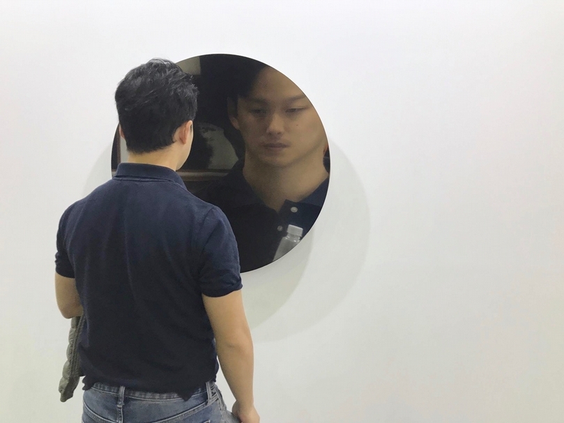 常青畫廊（Galleria Continua）呈現印度藝術家卡普爾的鏡面作品經典之作。（本刊資料室）