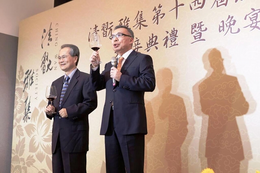 第14屆理事長瑩久企業董事長李明德（右）與副理事長豐年豐和企業董事長石允文。（清翫雅集提供）