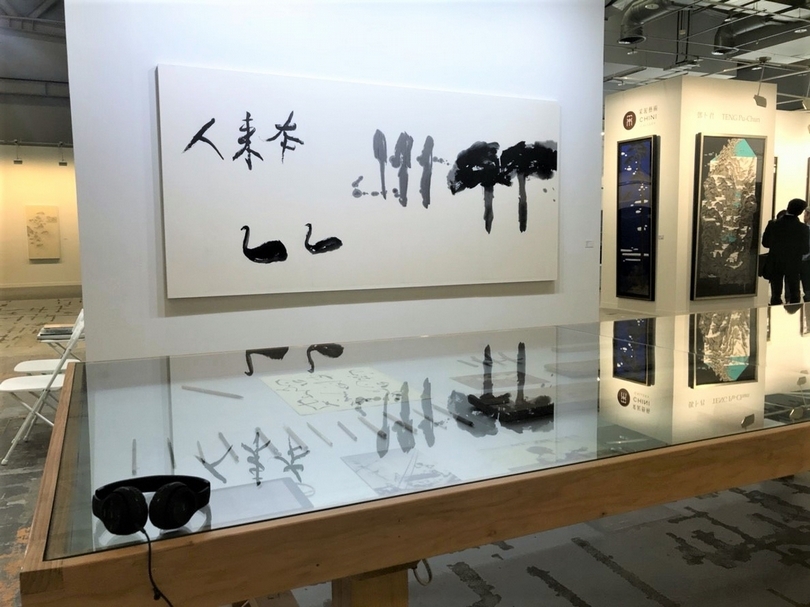 來自香港的指標畫廊漢雅軒展出藝術家葉偉立的《葉世強水湳洞故居工作紀錄：文件與裝置》呈現葉世強生前所用的器物與作品，後方展牆為藝術家葉世強的《荷、本來人、二鵝》。（本刊資料室）
