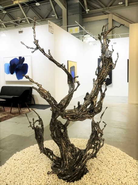 僑福芳草地於公共藝術展區呈現藝術家鄭路的不鏽鋼雕塑《淋漓：江瀾》。（本刊資料室）