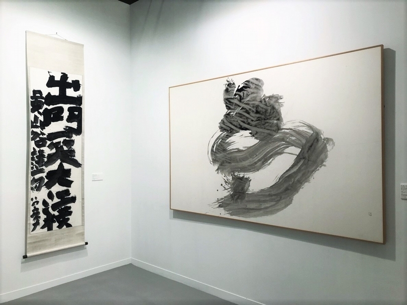 京都的思文閣（Shibunkaku）帶來多件井上有一（Yuichi Inoue）之作，左：《出門一笑大江橫》、右：《夢》。（本刊資料室）