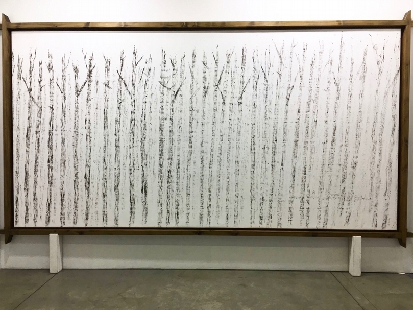 葉世強的作品《枯林鴉群寺廟》（2009）於漢雅軒（Hanart TZ Gallery）展位現場。（本刊資料室）
