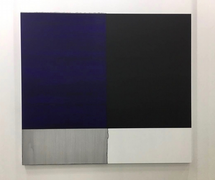卡勒．英納斯（Callum Innes）的作品《曝光繪畫：巴黎藍》（Exposed Painting Paris Blue）（2018）於尚凱利畫廊（Sean Kelly Gallery）展位現場。（本刊資料室）