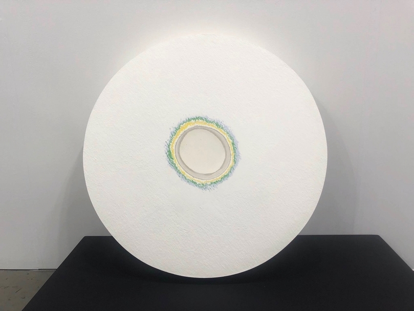 皮耶．雨格（Pierre Huyghe）的《計時器（鑽孔），史賓格美術館》（Timekeeper (Drill Core), Sprengel Museum）（2016）於艾斯特．施佩爾畫廊（Esther Schipper）展位現場。（本刊資料室）
