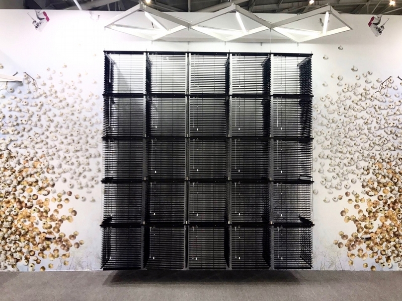 梁慧圭（Haegue Yang）的作品《Sol LeWitt Upside Down onto Wall - Cublic-Modular Wall Structure, Black, Expanded 11 Times》於韓國國際畫廊（Kukje Gallery）展位一景。（本刊資料室）