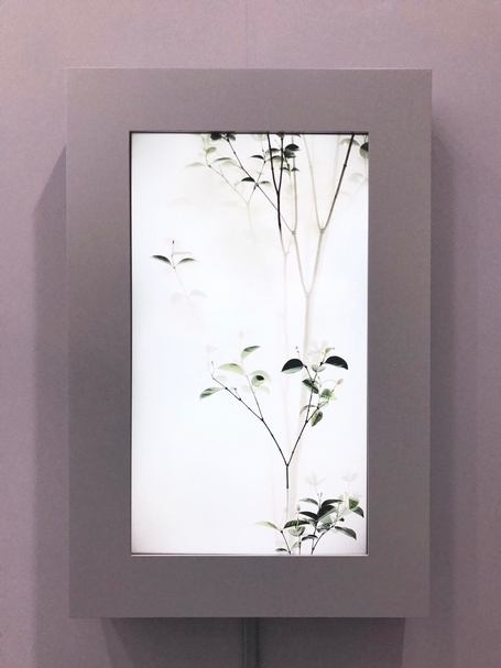 吳季璁的作品《小品之八——白絹梅》（Still Life 008-Pearlbush）於世界畫廊（Galerie du Monde）展位現場。（本刊資料室）