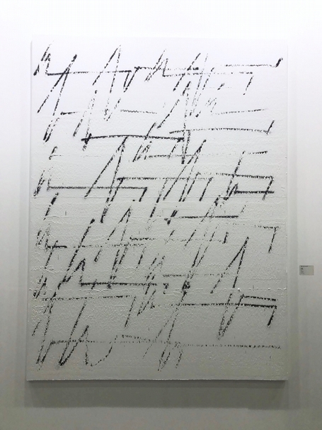 克里斯．蘇科（Chris Succo）的作品《乘著翅膀》（On A Wing）於白石畫廊（Whitestone Gallery）展位一景。（本刊資料室）