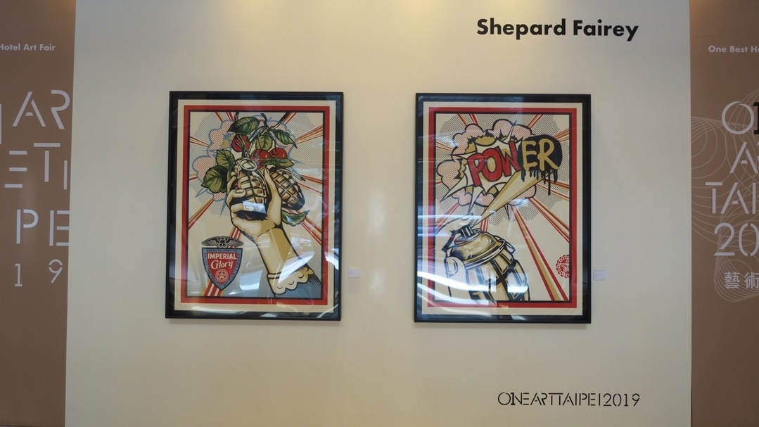 「「藝術台北 ONE ART Taipei」」以藝術家謝帕德．費爾雷（Shepard Fairey）作品迎接參觀民眾。左為《Imperial Glory》、右為《Power》。（本刊資料室）