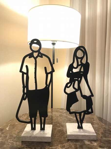 德鴻畫廊帶來朱利安．奧匹（Julian Opie）的小件青銅作品，左為《Melbourne Statuettes : Plastic Bag》、右為《Melbourne Statuettes : Cardigan》。（本刊資料室）