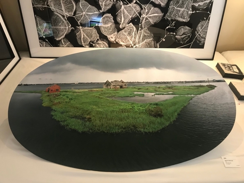 崇藝術空間展出楊順發《嘉義縣東石鄉網寮村鹽田》。（本刊資料室）