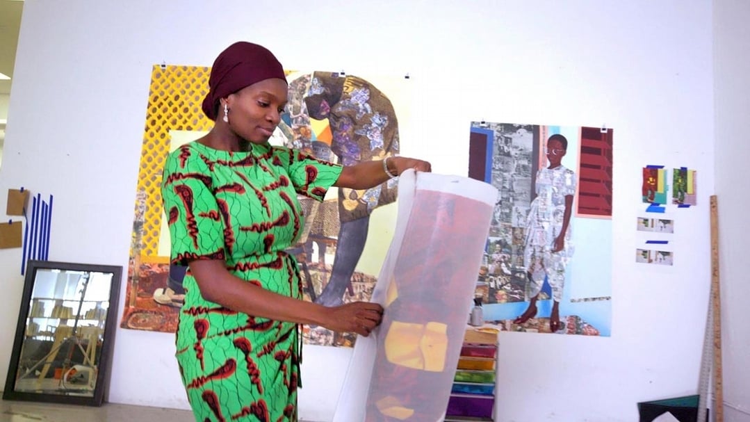 藝術家奈德卡．阿庫奈利．克羅斯比（Njideka Akunyili Crosby）於其洛杉磯工作室內。（© 紀錄片《萬物有價》）