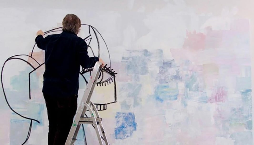 藝術家喬治．康多（George Condo）於其工作室內創作。（© 紀錄片《萬物有價》）