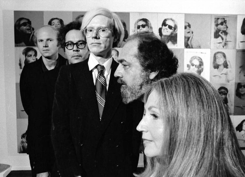 左起：藝術家詹姆斯·羅森奎斯特（James Rosenquist）、喬治·席格（George Segal）、安迪．沃荷（ Andy Warhol），與藏家羅伯特．斯卡爾（Robert Scull）及其夫人埃塞兒．斯卡爾（Ethel Scull）於其宅合影。（© Jack Mitchell／蓋提資料庫）