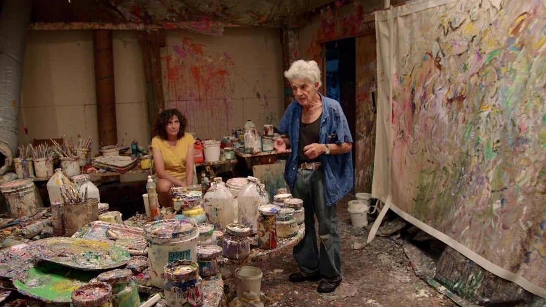 藝術家賴瑞．彭斯（Larry Poons）及其妻寶拉．彭斯（Paula Poons）於其紐約上州山中的工作室。（© 紀錄片《萬物有價》）