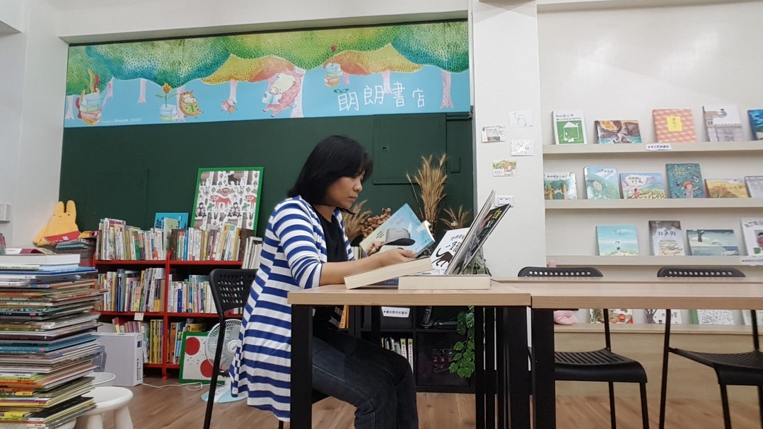 拜網路之賜，書的訊息如海，書店主人泅泳於浩瀚之中，該如何回到理想的閱讀？