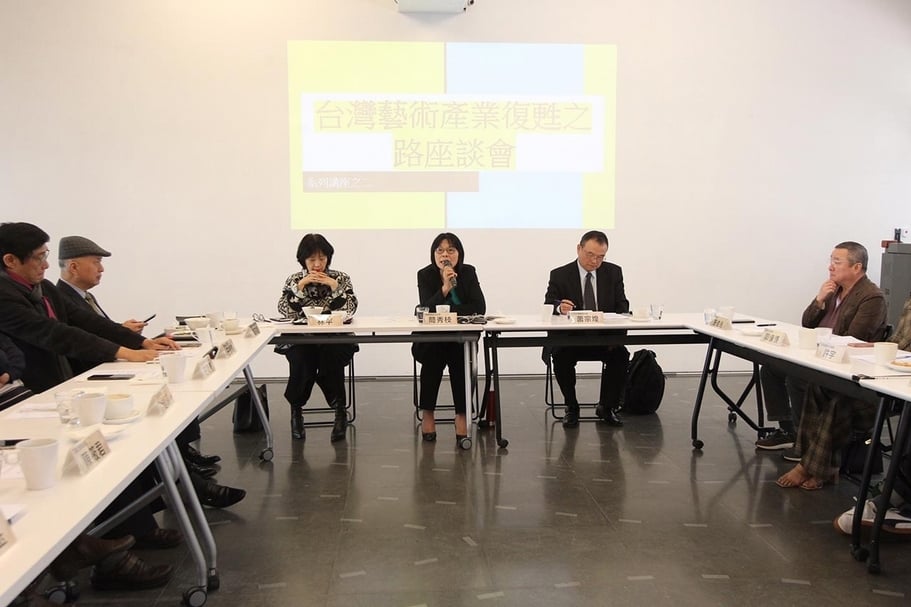 「台灣藝術產業的復甦之路」系列講座之二，座談會主持人、典藏藝術家庭社長簡秀枝於座談會開場。（攝影／陳俊松 ）