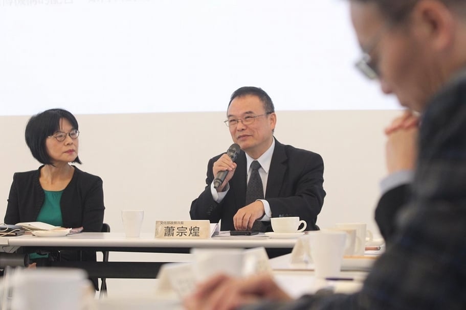 「台灣藝術產業的復甦之路」系列講座之二座談會現場，文化部政務次長蕭宗煌列席參與。（攝影／陳俊松 ）