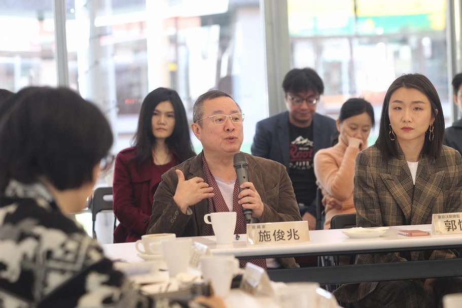「台灣藝術產業的復甦之路」系列講座之二，收藏家施俊兆於座談會中發表對於台灣藝術市場的看法。（攝影／陳俊松）