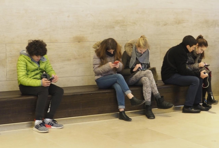 法國預計於今年推出的「文化通行證」（Pass Culture）可以根據手機定位，即時推送使用者周圍的文化活動。（攝影／沈昱廷）