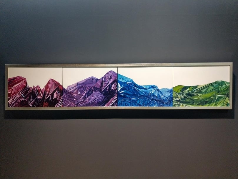 王秀《動》，油彩、畫布，50.3x247.5x5.6cm。（攝影／官妍廷）