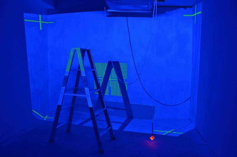 「集思廣益．當代藝術賞」首獎作品，謝佑承《校準：投影》（Calibrate: Projection），螢光漆、螢光燈管、現成物，238x308cm，2017。（謝佑承提供）