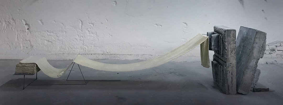 徐瑞謙《浴室》（Bathroom），水泥、鐵、肥皂、毛巾，尺寸可變，2018。（徐瑞謙提供）