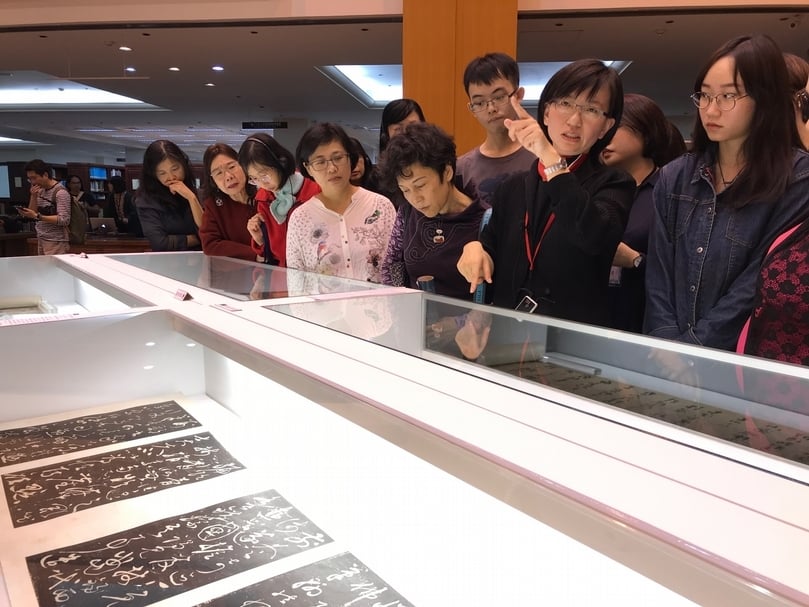 策展人盧慧紋為觀眾介紹展覽重點。攝影／藍玉琦。