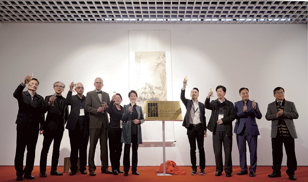 財團法人夏荊山文化藝術基金會與南京大學藝術學院共同成立「夏荊山研究中心」,眾多貴賓到場參與研究中心揭牌儀式。從左至右:南京大學原校長助理李成、東京森美術館館長南條史生、倫敦大學學院博物館與藝廊教育客座講師John Reeve、倫敦大學亞非學院佛教研究中心院長Ulrich Pagel、夏荊山之女夏圭君、南京市棲霞區委常委常務副區長錢維、夏荊山文化藝術基金會執行長趙忠傑、南京大學校長助理孫冶東、前BBC中文總監李文、夏荊山研究中心執行主任童強。