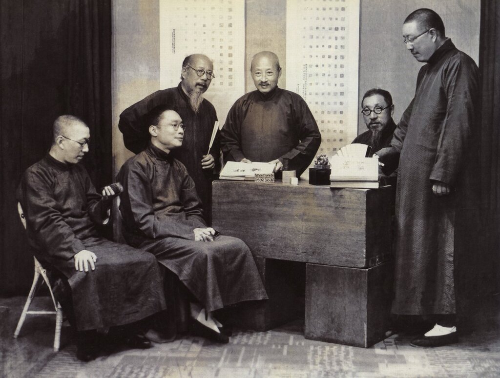 西泠印社早期會員討論印學，右起：高絡園、高野侯、王禔、丁仁、萬昌楹、俞人萃。