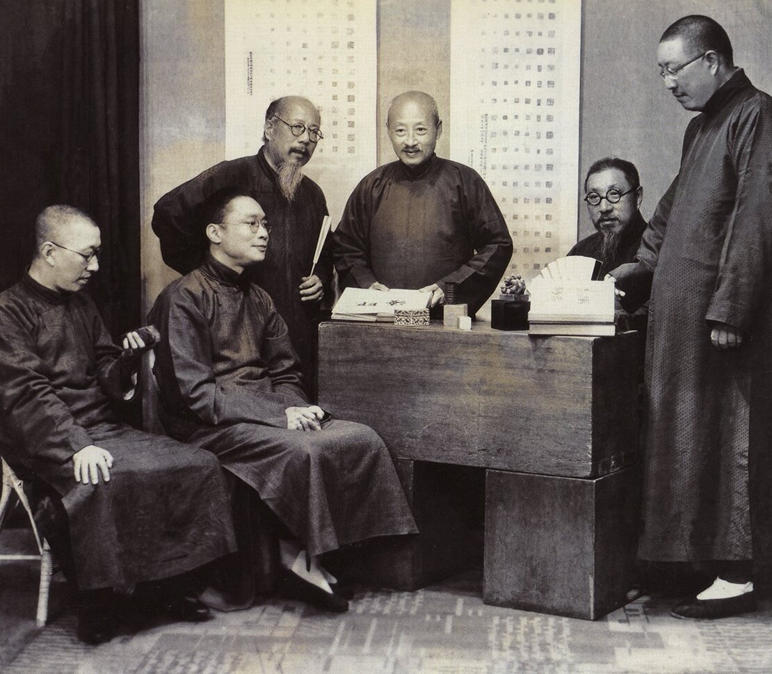 西泠印社早期會員討論印學,右起:高絡園、高野侯、王禔、丁仁、萬昌楹、俞人萃。