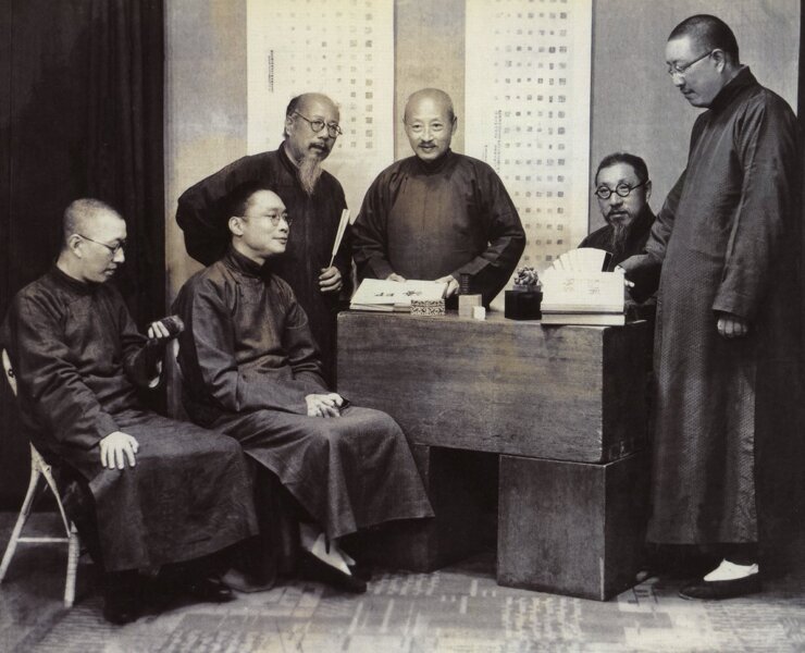 西泠印社早期會員討論印學，右起：高絡園、高野侯、王禔、丁仁、萬昌楹、俞人萃。