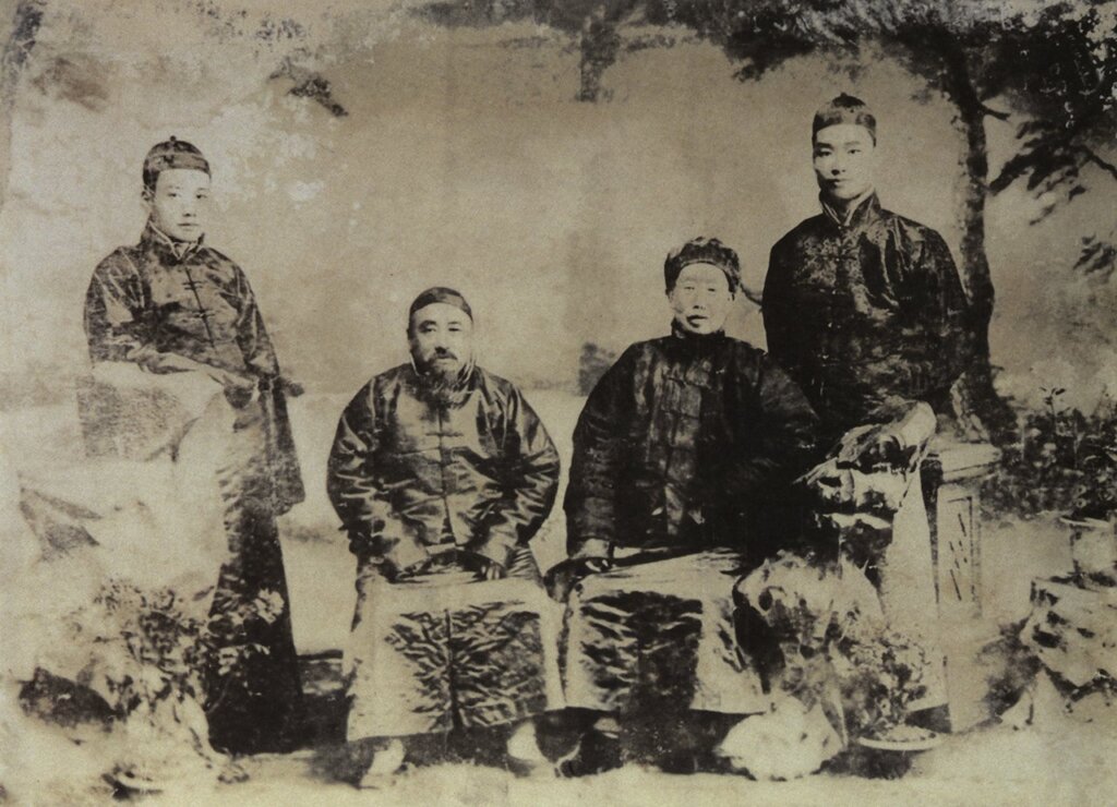 西泠印社創始人之一吳隱(左二)與首任社長吳昌碩(右二)合影。