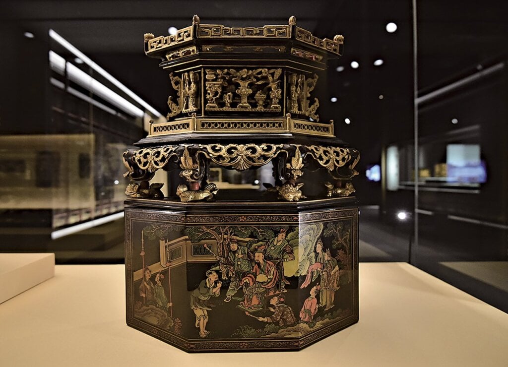 清代〈金漆木雕彩漆畫《王茂生進酒》菱形饌盒〉，廣東省博物館藏。