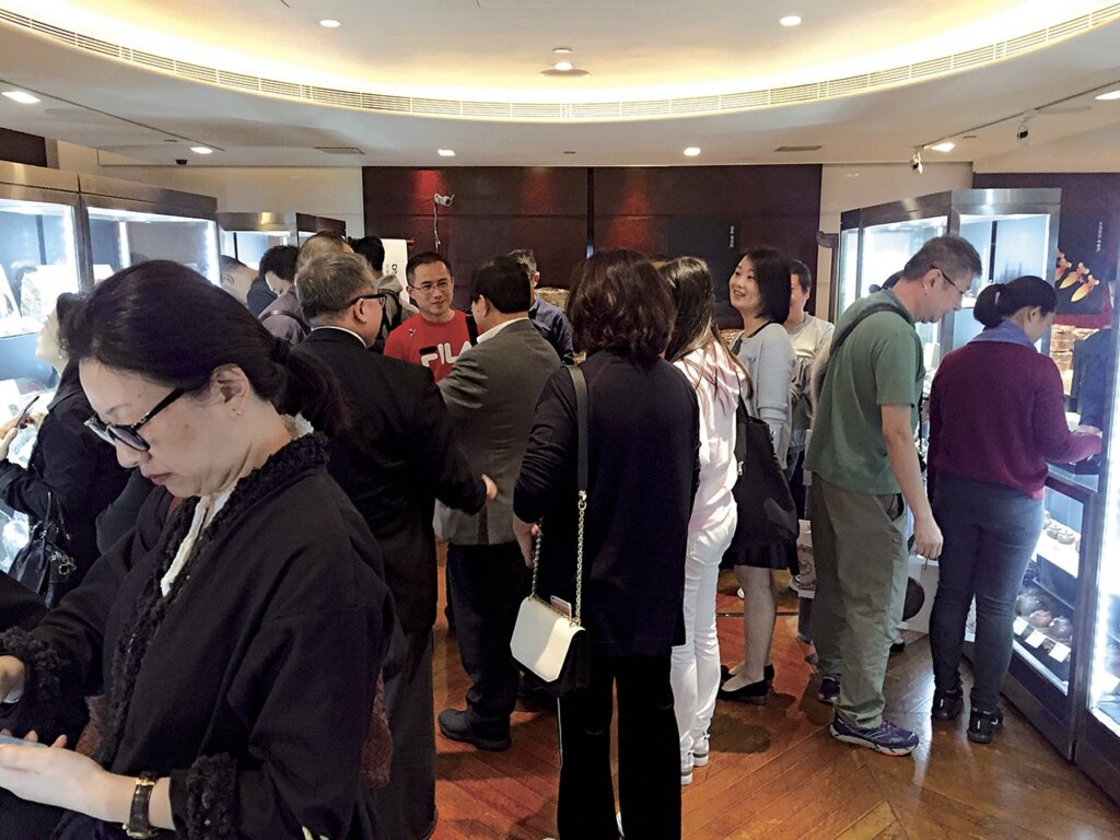 香港仕宏2018秋拍預展現場人潮眾多。