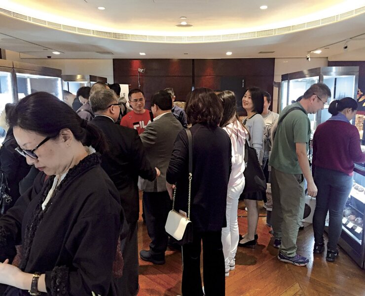 香港仕宏2018秋拍預展現場人潮眾多。
