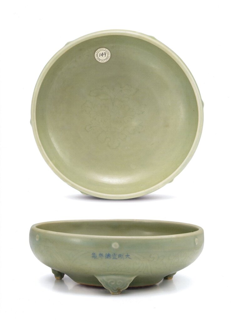 蘇富比:編號310明宣德〈豆青釉劃花卉紋盆〉,成交價396萬港元。
