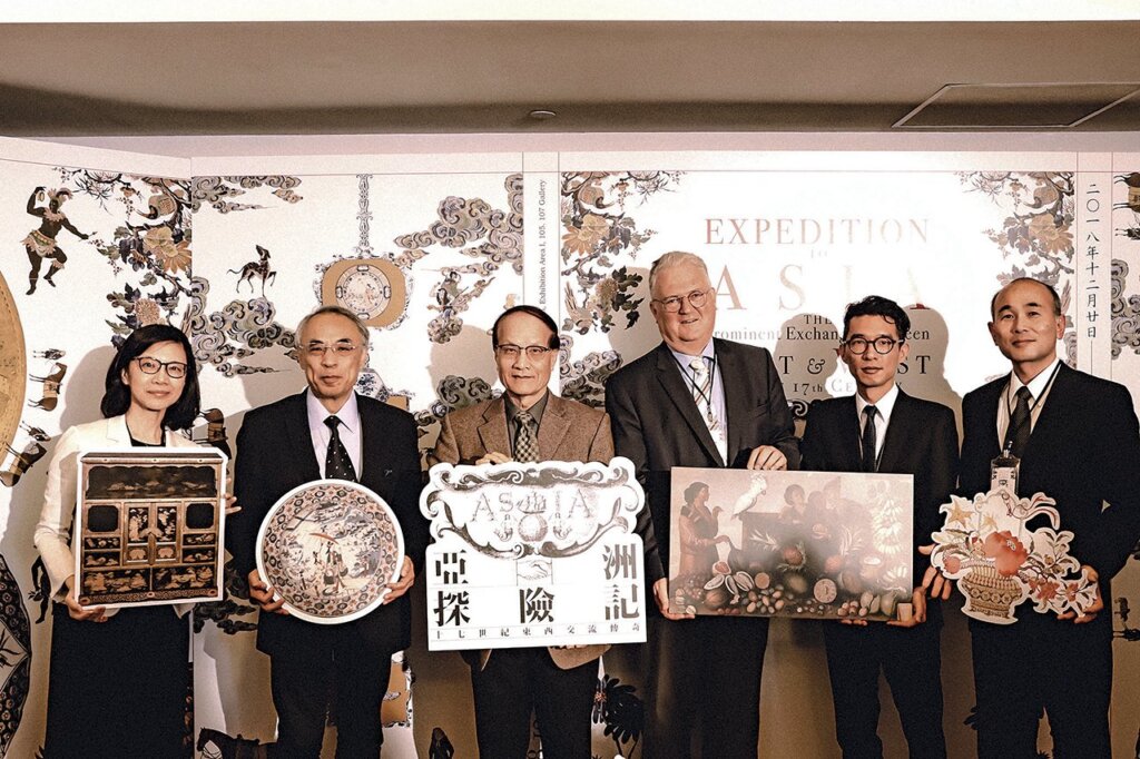 開幕記者會共同策展單位代表大合照,左起國立故宮博物院器物處處長余佩瑾、日本大阪市立東洋陶磁美術館館長出川哲朗、國立故宮博物院院長陳其南、荷蘭貿易暨投資辦事處副代表范安治、荷蘭國家博物館亞洲藝術部研究員王靜靈、日本海杜美術館學藝員青木隆幸。圖/國立故宮博物院。