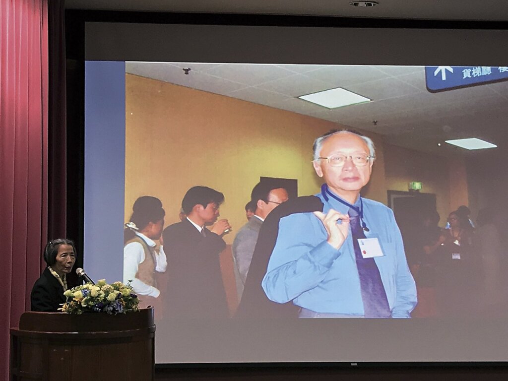 陳葆真借引印度詩哲泰戈爾：「讓逝者享有不朽的名，但生者要懷有無盡的愛。」以此心情紀念方聞。攝影／藍玉琦。