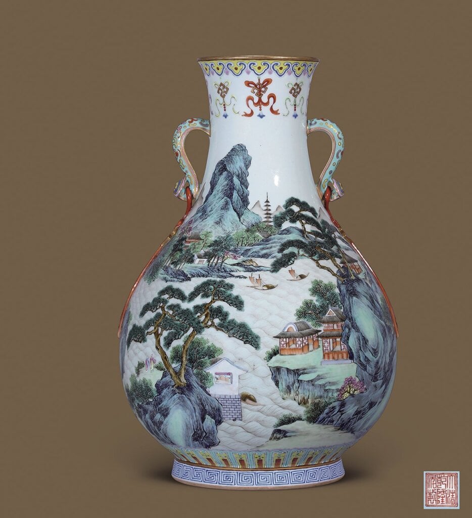 清乾隆〈洋彩江山萬代如意耳琵琶尊〉，預估待詢，成交價人民幣9487.5萬元。