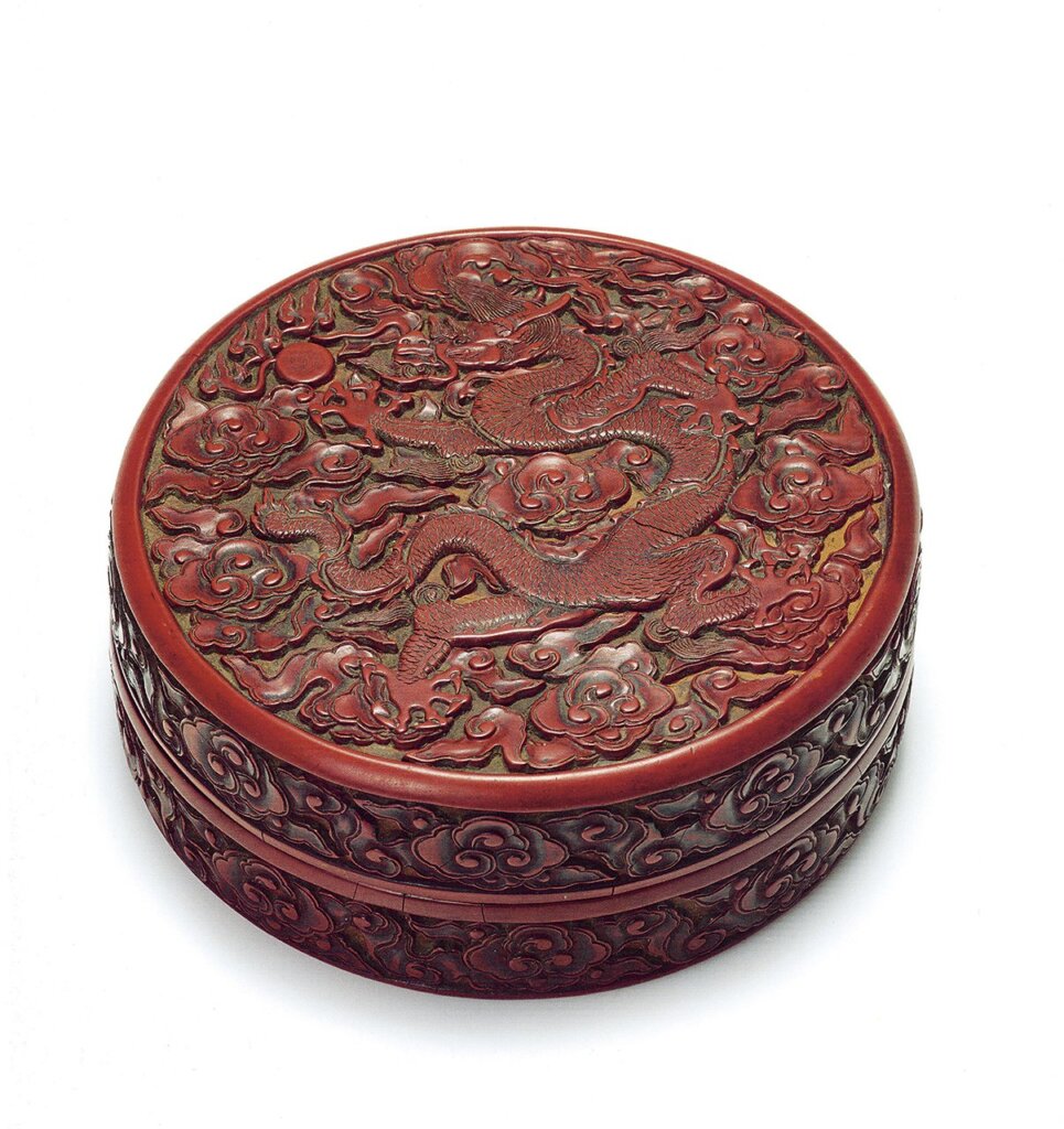 蘇富比:編號2明永樂〈御製剔紅雲龍趕珠紋蓋盒〉,成交價708萬港元。