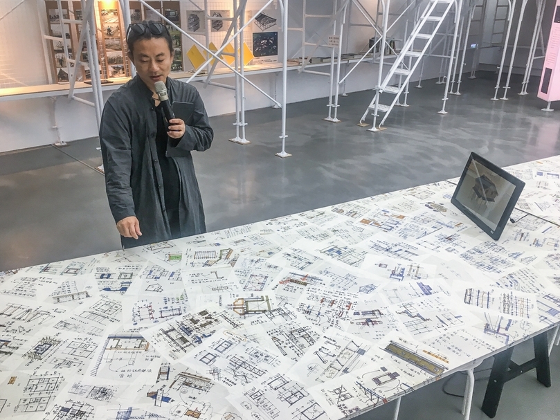 策展人黃孫權於展覽開幕現場。（攝影／劉星佑）