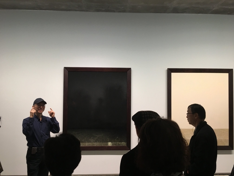 李足新館長於館內，為觀眾導覽作品時總是滿懷熱情。（攝影／林亞偉）
