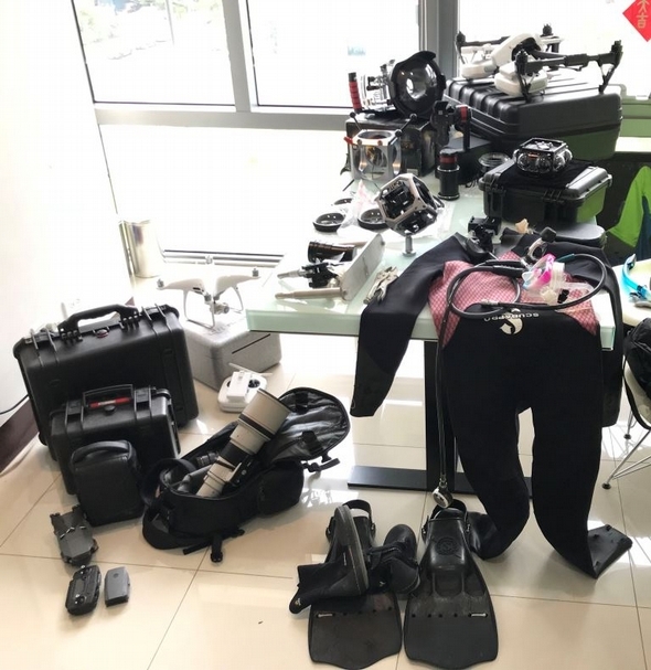 除了上山下海，還要進行VR拍攝及空拍，工作人員所需要的裝備和我們常見的攝影機不太一樣，這麼多的「祕密武器」在上工前都得要準備好！