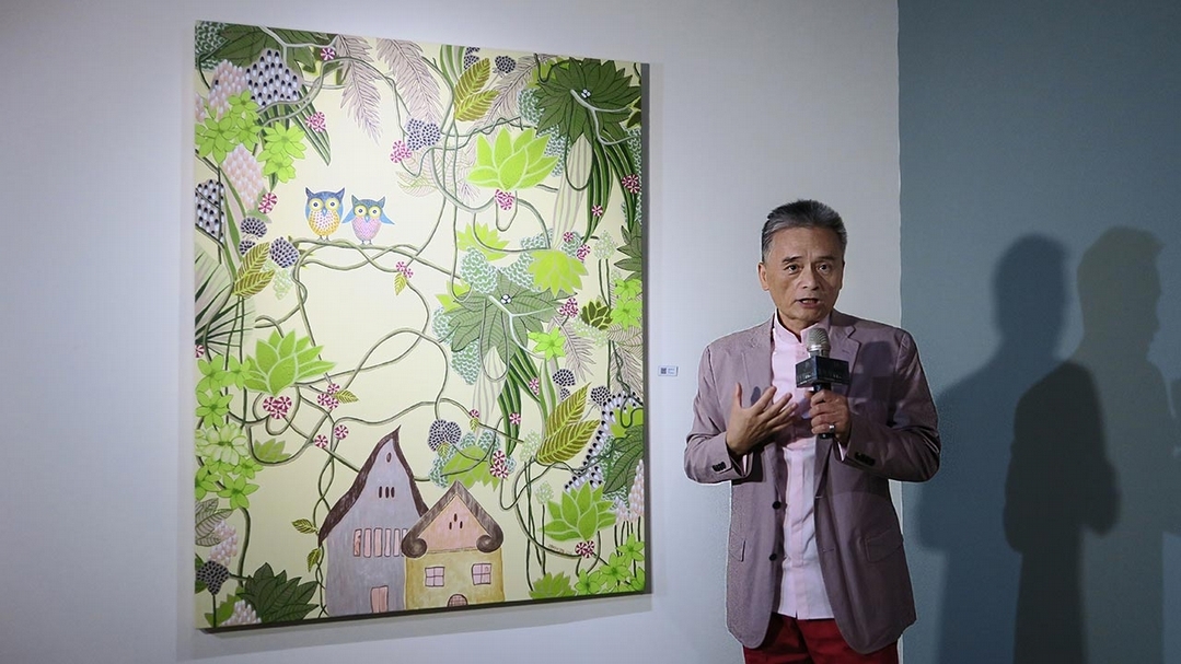 2017年『 真.性.情』好色之ㄊㄨˊ-蕭耀個展,蕭耀熱情地親自導覽。(本刊資料室)