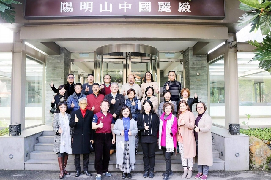 今年農曆年前,蕭耀才參與畫廊協會理監事會議,留下了與成員們的最後合影。(鍾經新提供)