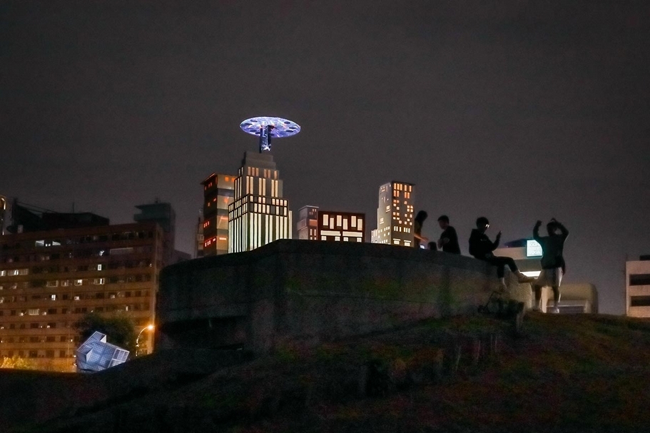 王俊淵《奧拉要塞》夜景鏡頭。 （攝影／汪正翔）